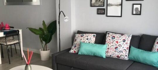 Estudio moderno con jardín privado