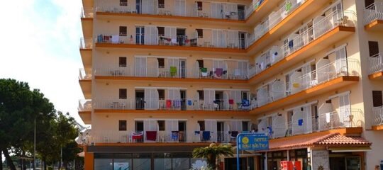 Ontdek Hotel Rosa Nautica, een gezellig 3-sterrenhotel op 100 meter van het strand en aan het begin van de boulevard en het oude centrum van Malgrat de Mar. Boek nu en geniet van de nabijheid van winkels, restaurants en bars!