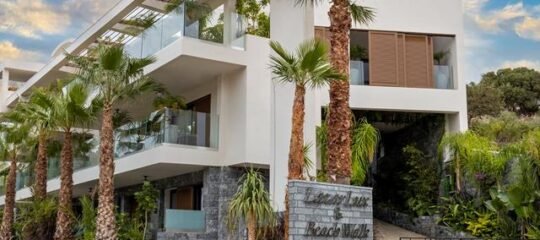 Lazar Lux & Beach Walk Apartment Suites